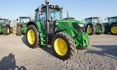 Új John Deere traktor mezőgazdasági munkában