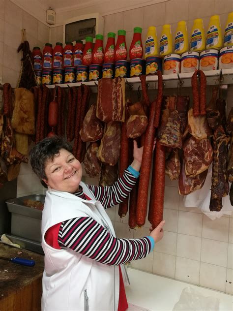 különböző típusú füstölt csülkök
