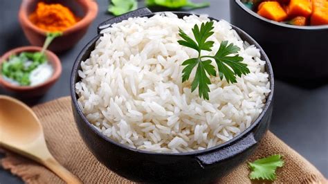 Főtt rizs tálban