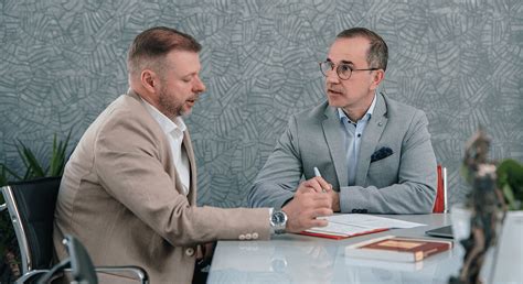 Jogi dokumentumok és egy kalapács egy tárgyalóteremben