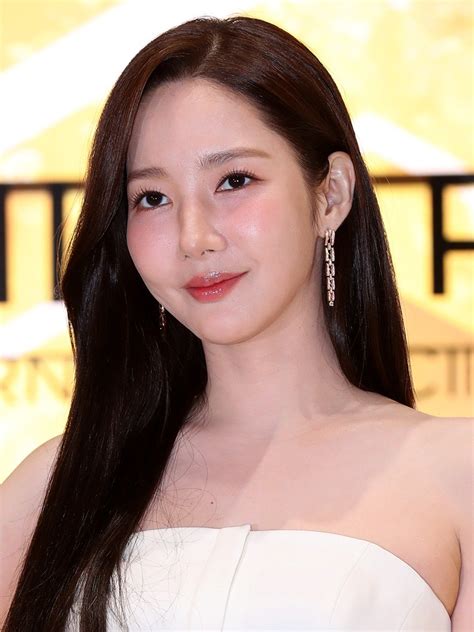 Park Min Young Lee In A-ként, eltökélt arckifejezéssel