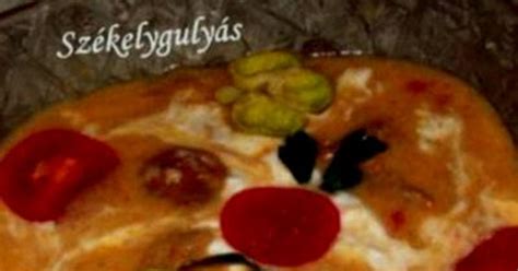 Székelygulyás tányérban