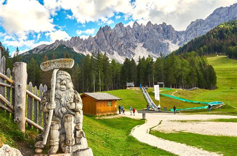 Kilátás a Dolomitokra egy dél-tiroli faluból