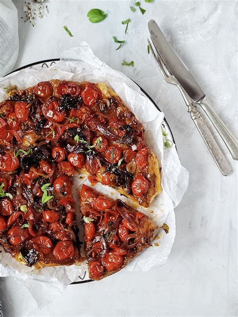 Paradicsomos Tarte Tatin sós feltétekkel