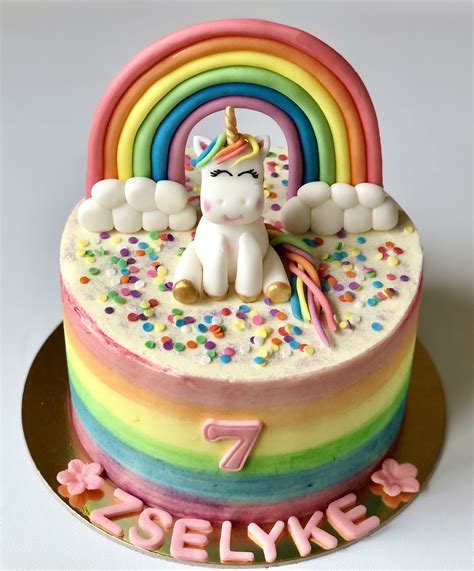 Unikornis torta színes díszítéssel
