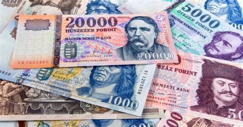 Pénzérmék és bankjegyek az euróval, jelezve a görögországi árakat