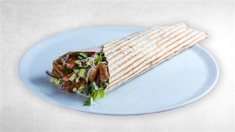 kebab és dürüm tálalása friss zöldségekkel