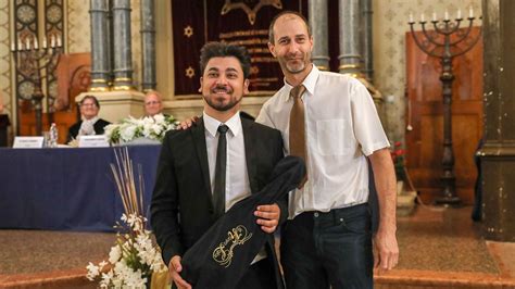 Fiatal zenész gyakorol zongorán