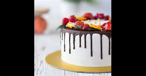 Friss gyümölcsökkel díszített torta