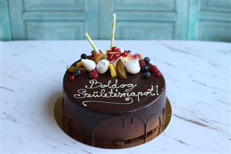 Díszített csokoládétorta