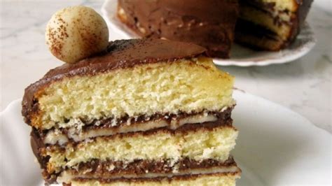 szeletelt marcipános torta