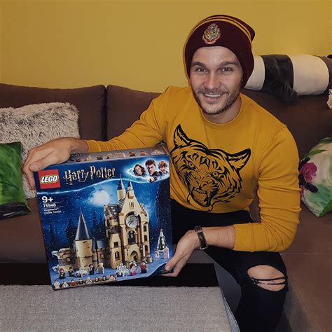 Meleg teát kortyoló ember télen