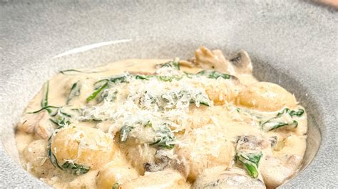 Tálalásra kész gombás gnocchi