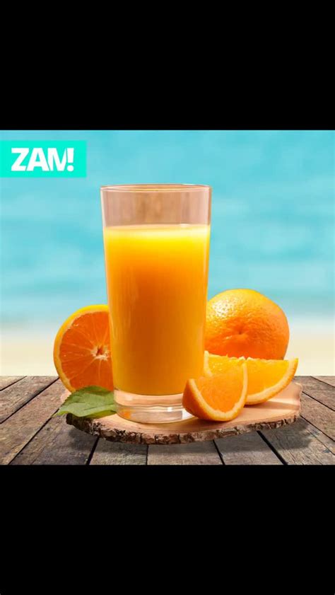Frissen préselt narancslé egy reggeli asztalon