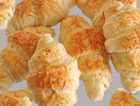 Frissen sült sajtos croissant