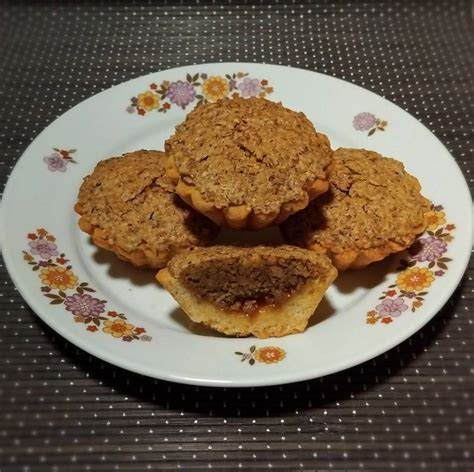 Kosárka sütemény frissen sütve, egy csésze kávé mellett