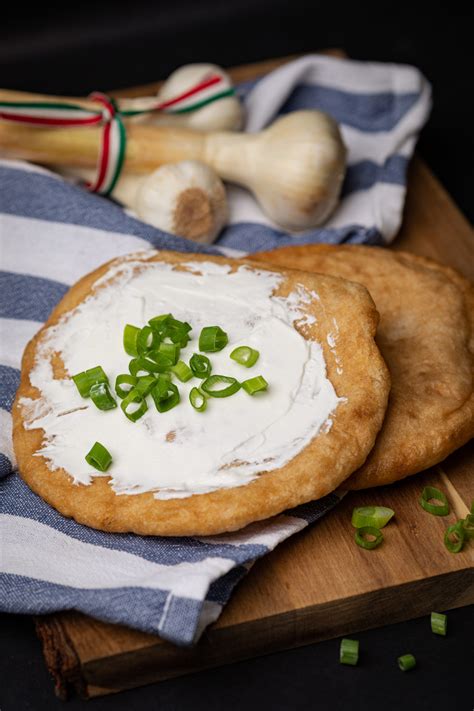 Vegán lángos a tányéron