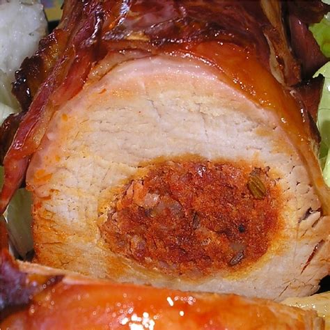 A töltött karaj belseje zsemlével és májjal