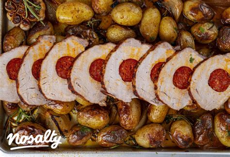 Tálalt töltött karaj majonézes kukoricával és salátával