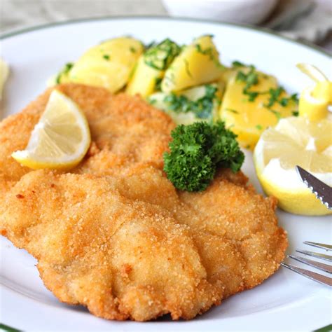 Hagyományos Wiener Schnitzel citromkarikával és petrezselyemmel
