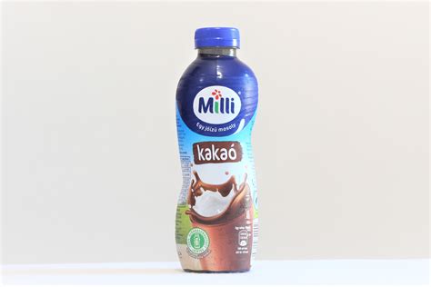 kakaós tejes dobozok egy hűtőpultban