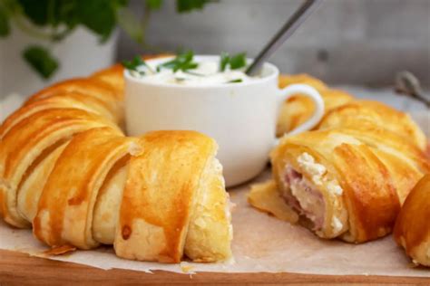 Sonkás-sajtos leveles tészta koszorú