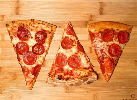 Pizzaszelet gazdag feltétekkel
