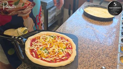 Pizza egy modern otthoni pizzakemencében