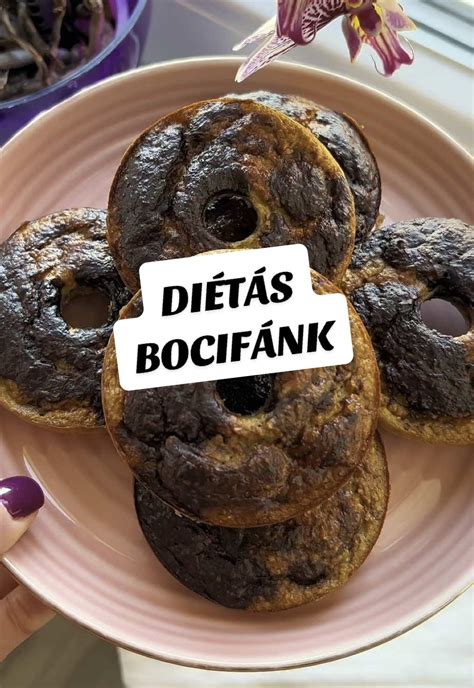 különböző fánkok egy tálban