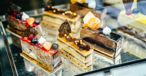 cukrászda kínálatában szereplő sütemények, tortaszeletek és pogácsák