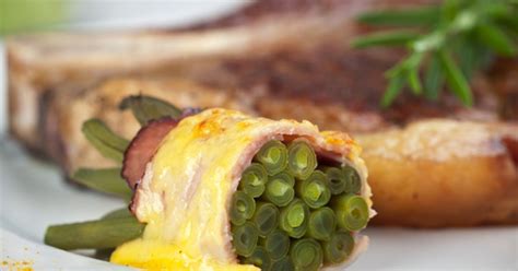 Baconbe göngyölt zöldbab mustármártással és sajttal