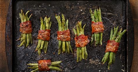 Frissen sült baconbe göngyölt zöldbab