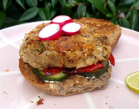 Kész édesburgonya és bab burger zöldségekkel