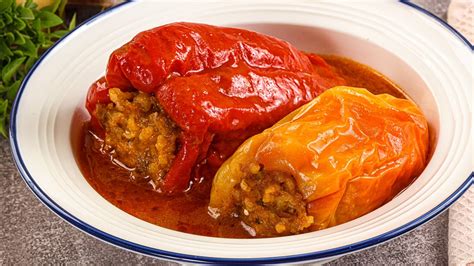 Hagyományos töltött paprika egy tányéron