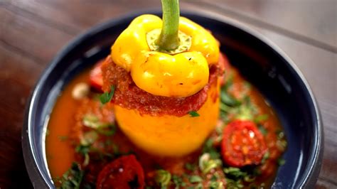 Sütőben sült töltött paprika egy tepsiben