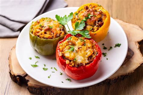 Töltött paprika tálalva tejföllel és zöldfűszerekkel