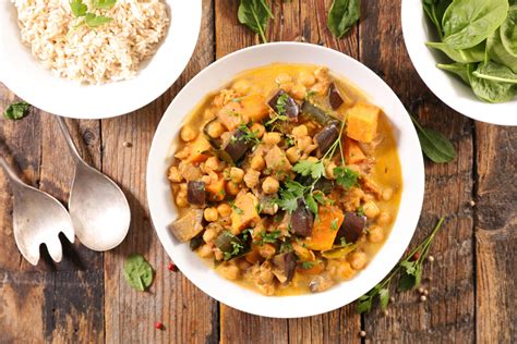 Édesburgonya, padlizsán és csicseriborsó curry tálalva