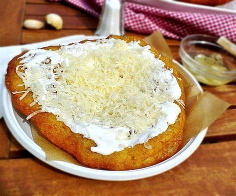 Burgonyás lángos hozzávalói