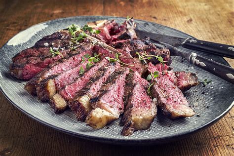 Bistecca alla Fiorentina egyszerű körettel