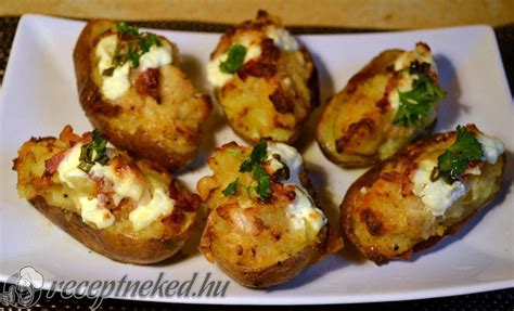 Héjában sült burgonya különböző feltétekkel
