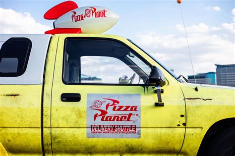 Pizza Planet teherautó megjelenése a Coco-ban