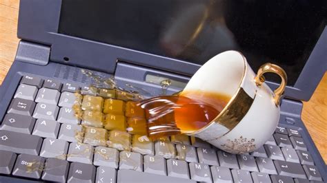 Laptopba ömlött ital: károsodás és megelőzés