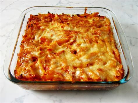 Tálalásra előkészített csőben sült bolognai penne