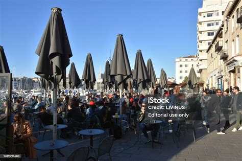 Emberek pizzát esznek egy utcai fesztiválon