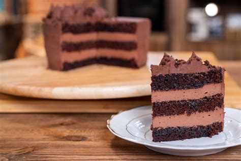 Emeletes csokoládétorta munkagépekkel