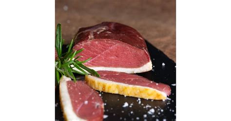 Füstölt kacsamell tányéron