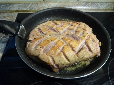 Kacsamellet pirítanak serpenyőben