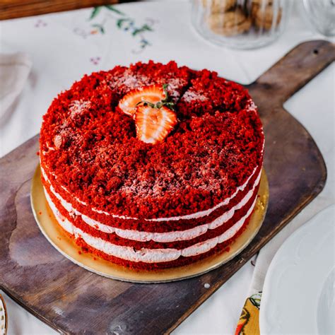 red velvet torta friss gyümölccsel