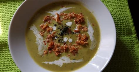Pirított baconnal tálalt zöldborsókrémleves