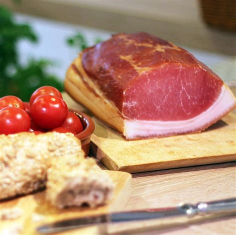 Előkészített füstölt hús és zöldségek a vágódeszkán